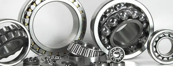 Verschiedene metallische Wälzlager wie Kugel- und Rollenlager in Nahaufnahme nebeneinander angeordnet
