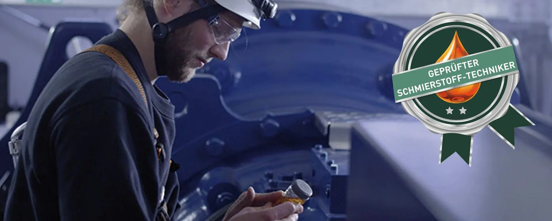 Nahaufnahme von golden schimmerndem Motoröl, das aus einer dunklen Flasche fließt. Kleine Luftblasen im Öl reflektieren das warme, gelbliche Licht im Hintergrund.
