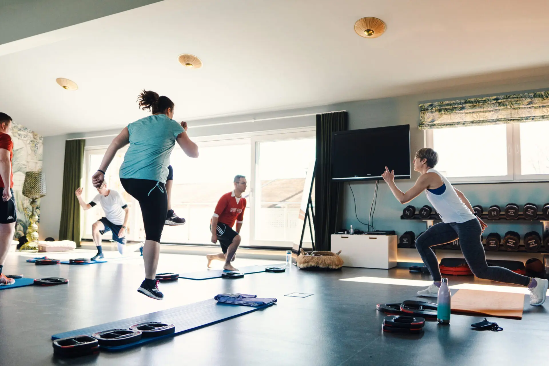 Fitnessraum mit Mitarbeitern beim Sport