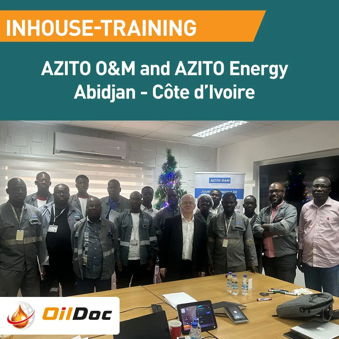 Gruppenfoto eines Inhouse-Trainings bei AZITO O&M und AZITO Energie in Abidjan, Côte d’Ivoire, mit OilDoc-Trainer und Teilnehmenden in einem Konferenzraum vor Präsentationsbanner und Weihnachtsbaum