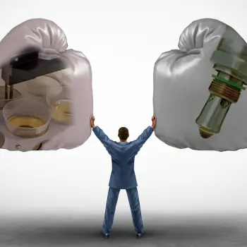 Symbolbild: Mann in Anzug hält zwei riesige Boxhandschuhe mit Labor-Oelproben links und Online-Sensor rechts auseinander