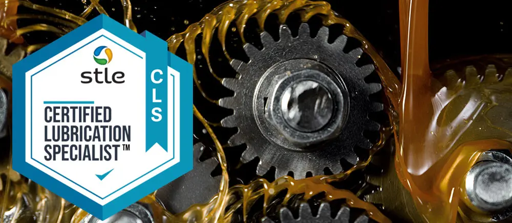 STLE-CLS-Logo „Certified Lubrication Specialist“ neben mit braunem Schmieröl benetzten Metallzahnrädern