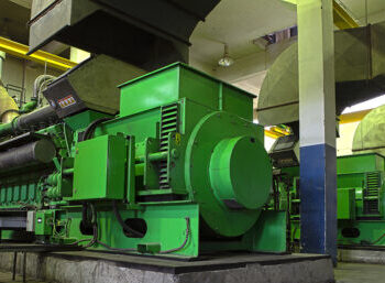 Riesiger Gasgenerator in einer Energieerzeugungseinheit, bereit für industrielle Stromproduktion