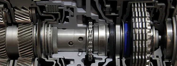 Querschnitt durch ein Metallgetriebe mit Zahnrädern, Wellen und Kupplungselementen als typischer Einsatzbereich für Getriebeöle