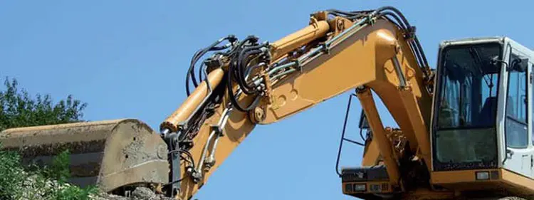 Hydrauliköle überwachen, pflegen und analysieren – zuverlässige Hydraulik im Bagger sicherstellen Gelber Baggerarm mit sichtbaren Hydraulikzylindern und Leitungen als typischer Einsatzbereich für Hydrauliköle