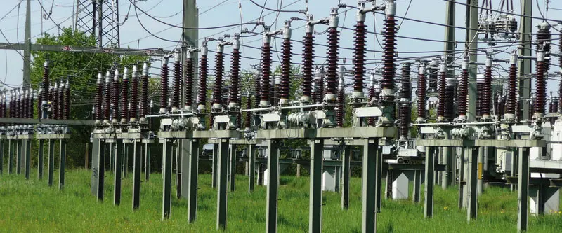 Freiluft-Schaltanlage mit vielen Isolatoren und Hochspannungsleitungen als typische Umgebung für Transformatoren mit Isolierflüssigkeiten