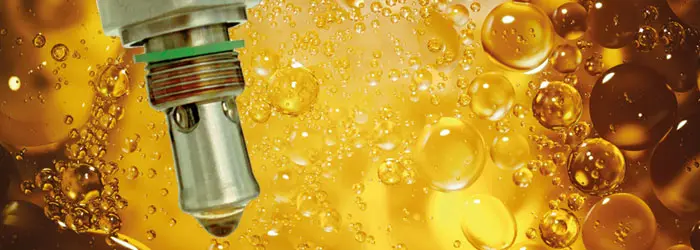 Ölsensoren verstehen und einsetzen – Online-Ölüberwachung im Schmierstoffsystem Metallsensor für Ölzustand vor gelbem Hintergrund mit Öltröpfchen als Symbol für Online-Ölüberwachung
