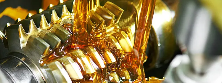 Fluid-Management in der Praxis – Schmierstoffe im Getriebe richtig einsetzen und überwachen Stark geölte Metallzahnräder in Nahaufnahme als Beispiel für Schmierstoffe im praktischen Fluid-Management