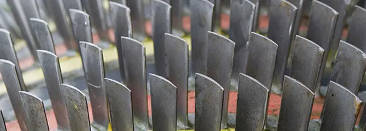 Detailaufnahme eines metallischen Turbinenrads mit vielen Schaufeln als typisches Bauteil in Kraftwerks- oder Industriegasturbinen