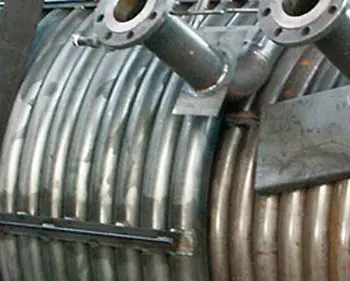 Metallisches Rohr- und Wärmetauschersystem einer Wärmeträgeranlage mit Flanschen für den Einsatz von Wärmeträgeröl