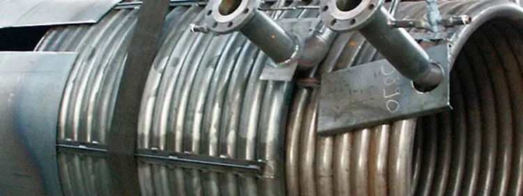 Metallisches Rohr- und Wärmetauschersystem einer Wärmeträgeranlage mit Flanschen für den Einsatz von Wärmeträgeröl